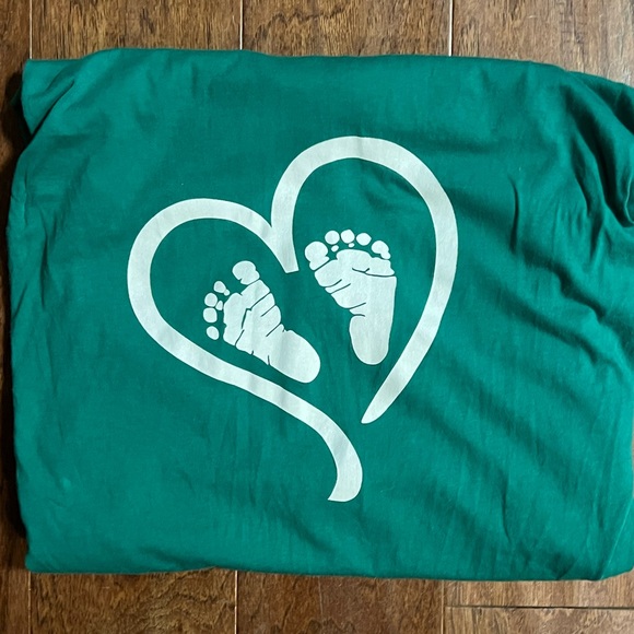 Cafepress Baby Feet Maternity Shirt size large, green - Picture 2 of 2